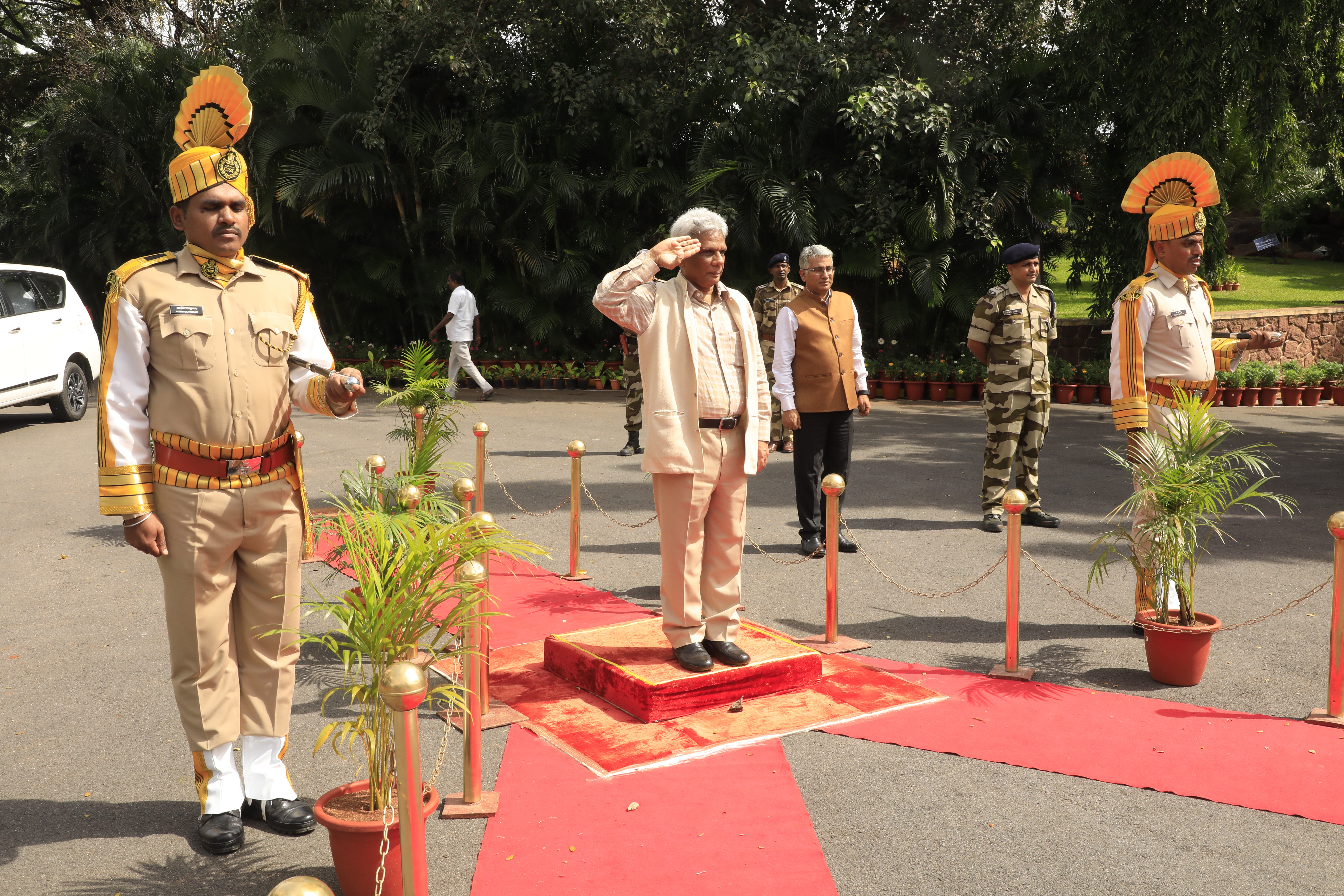 Guard of honour to The Chairman, AEC & Secretary, DAE by CISF