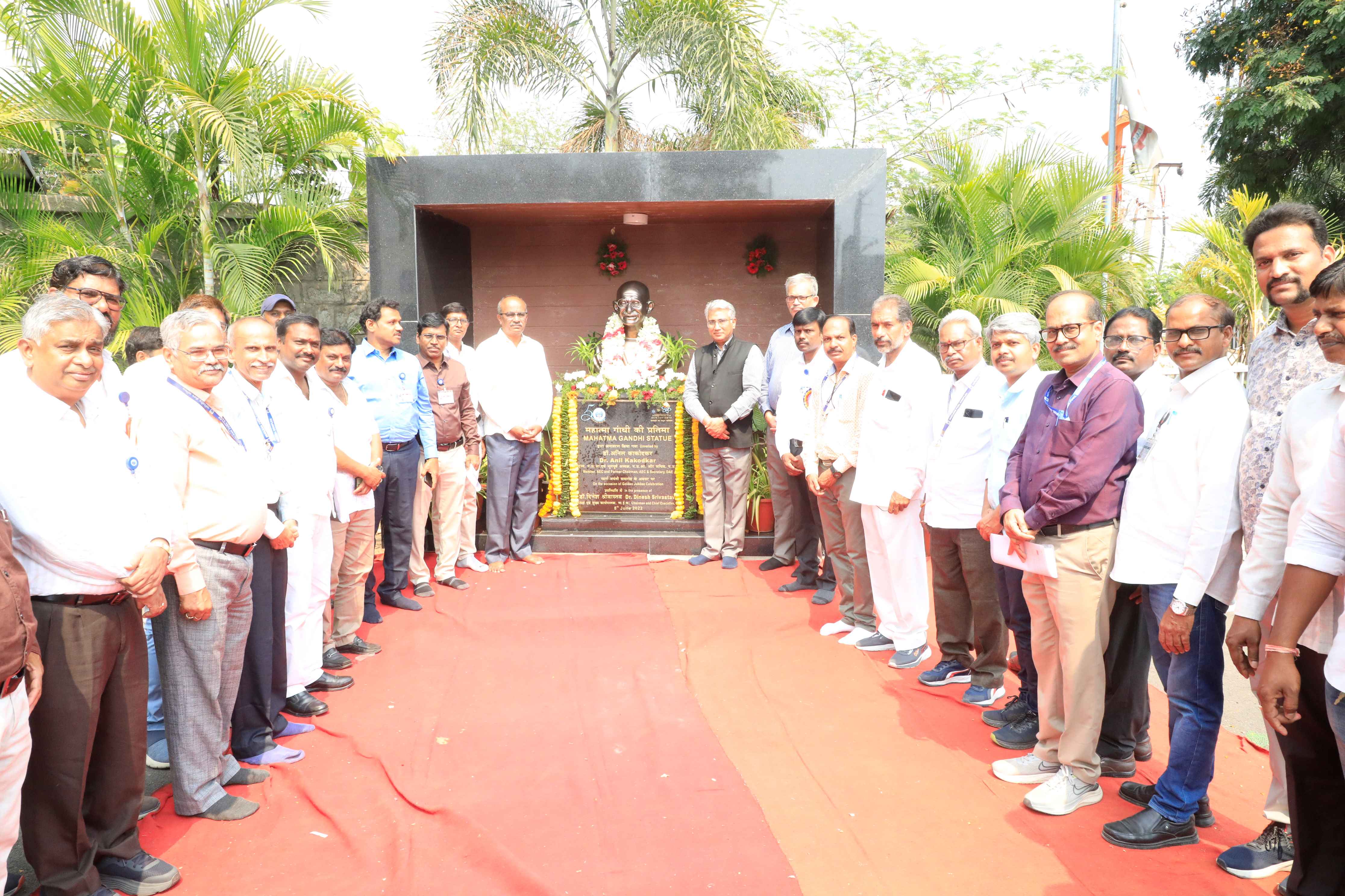 Chief Guest, Guest of Honour, Dy. Chief Executives and others paying tributes to Mahatma Gandhi statue.