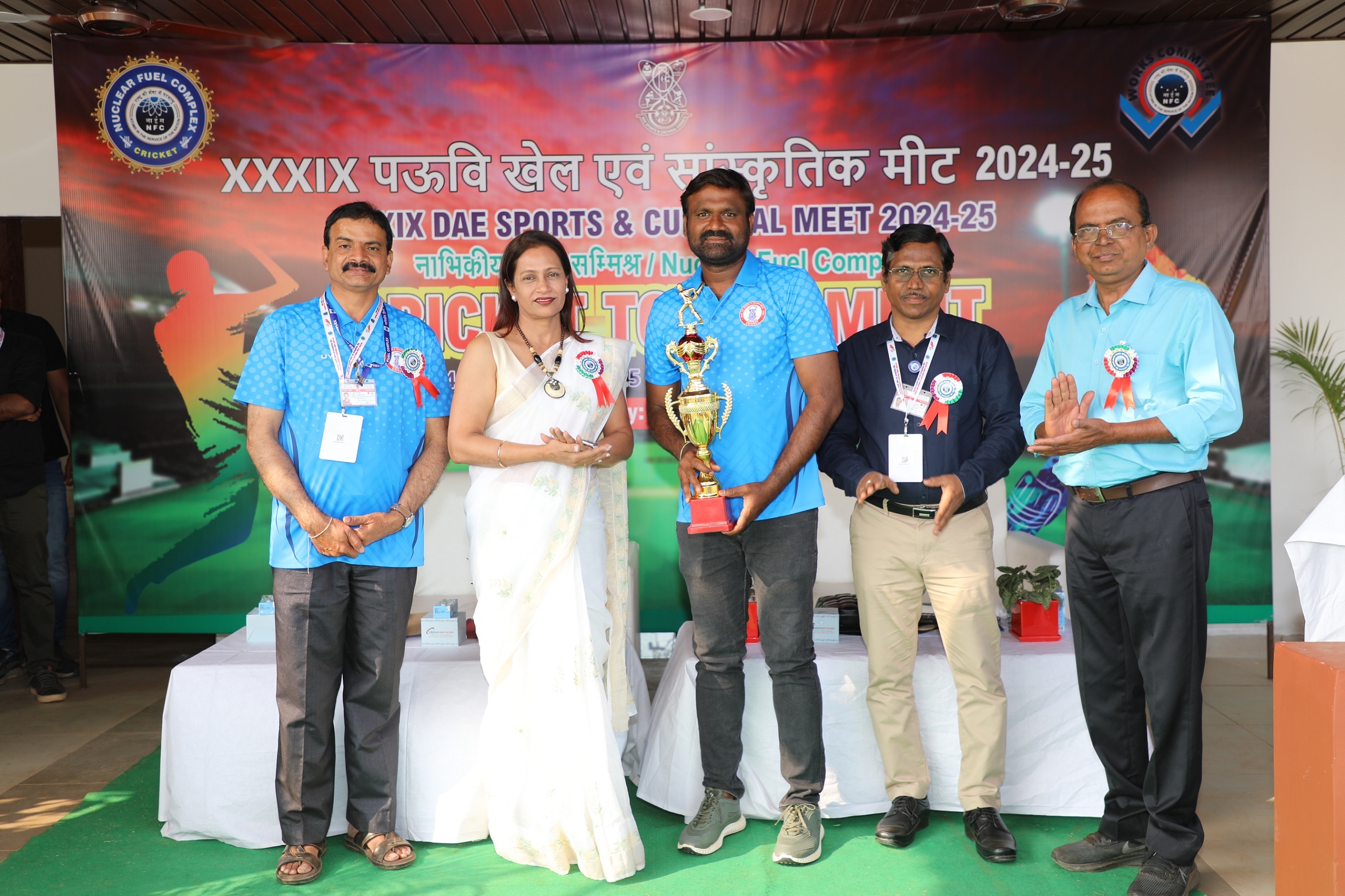 Chief Guest Dr B.K. Sapra, HEAD, Radiological physics & advisory Division, Secretary, DAE S & CC  presenting best batsman award to Shri Harish Yadav, Golconda.