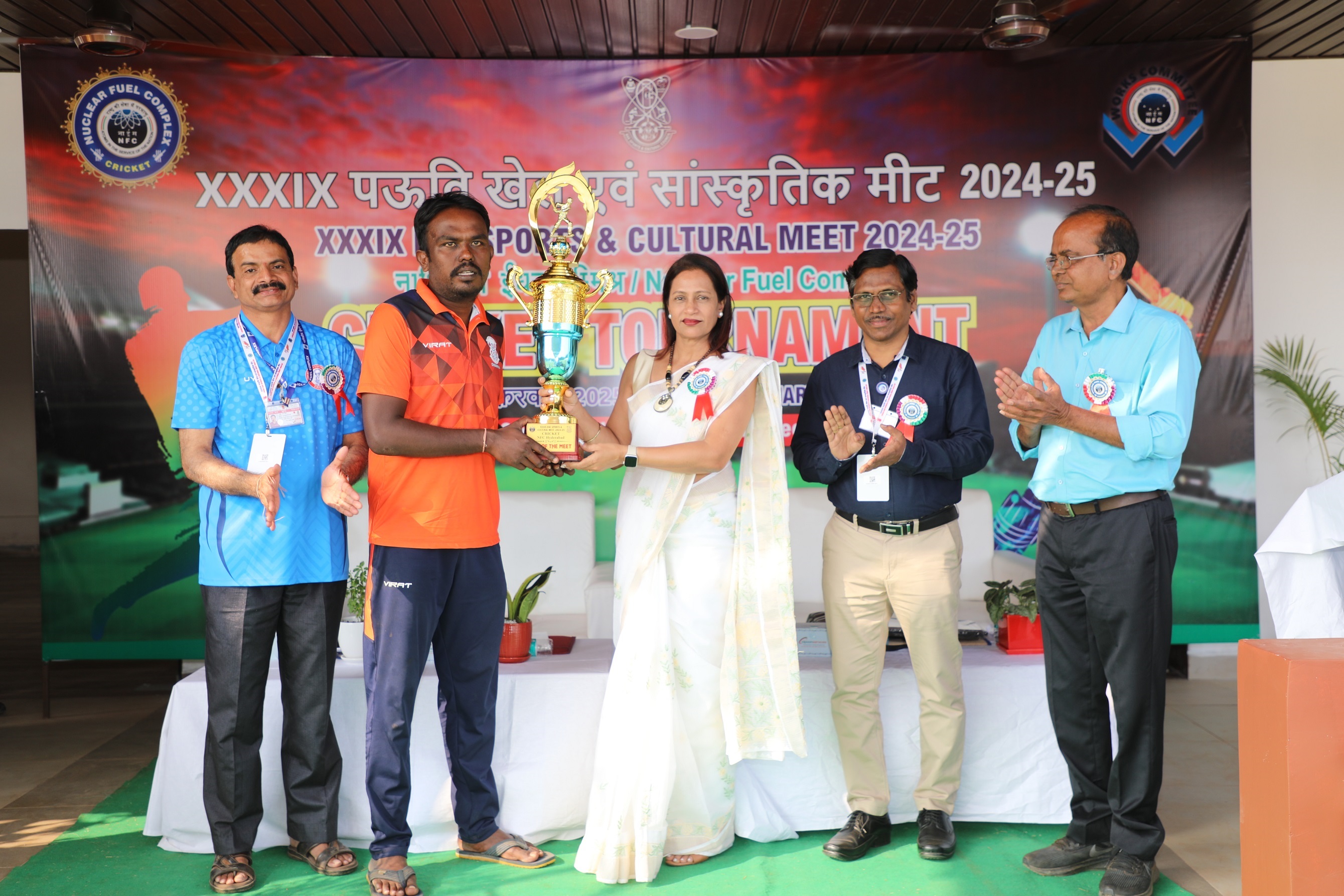 Chief Guest Dr B.K. Sapra, HEAD, Radiological physics & advisory Division, Secretary, DAE S & CC  presenting Man of the meet award to Shri DhireshTamore (Dwarka).