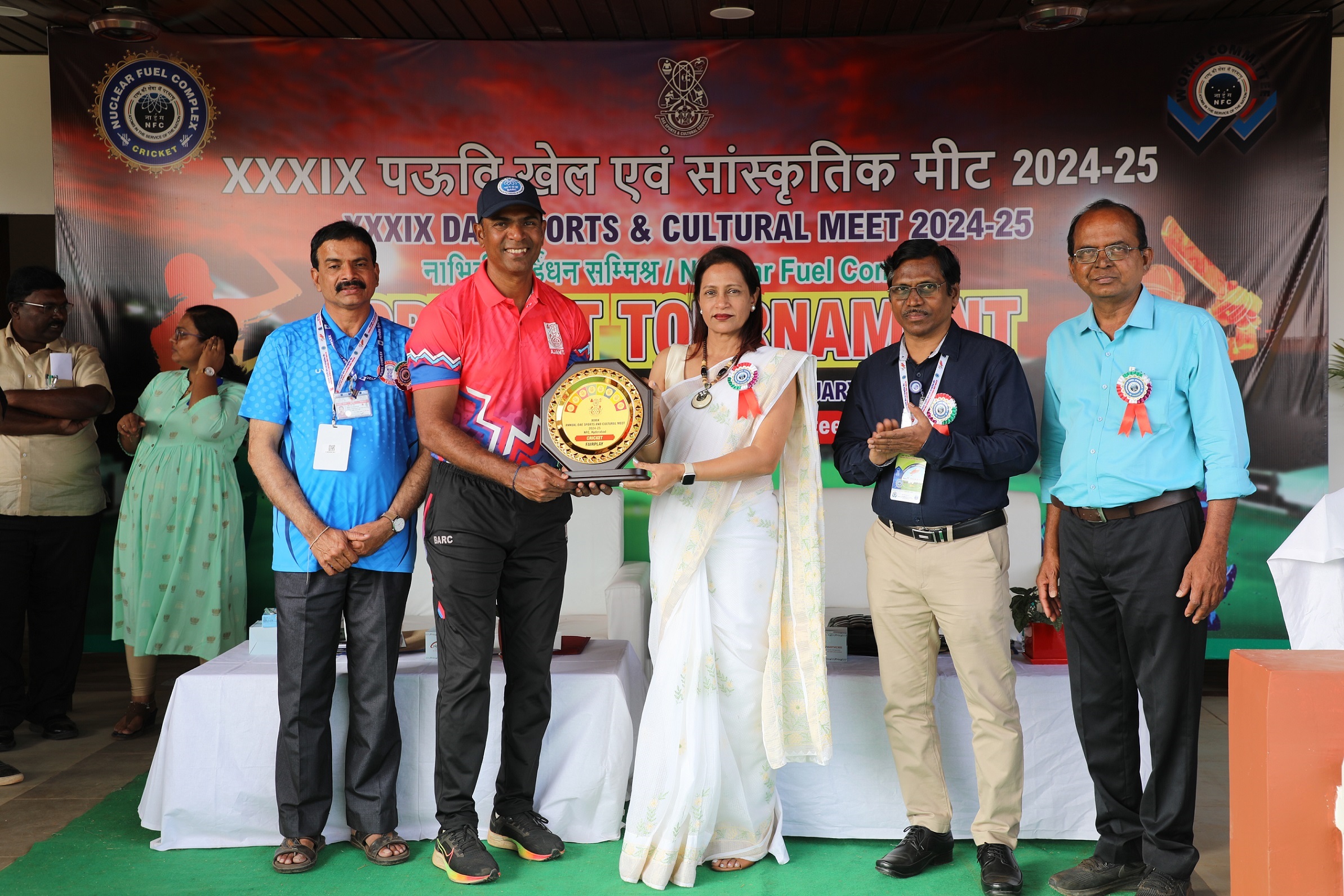 Chief Guest Dr B.K. Sapra, HEAD, Radiological physics & advisory Division, Secretary, DAE S & CC  presenting Fair Play award to Team Ajanta.