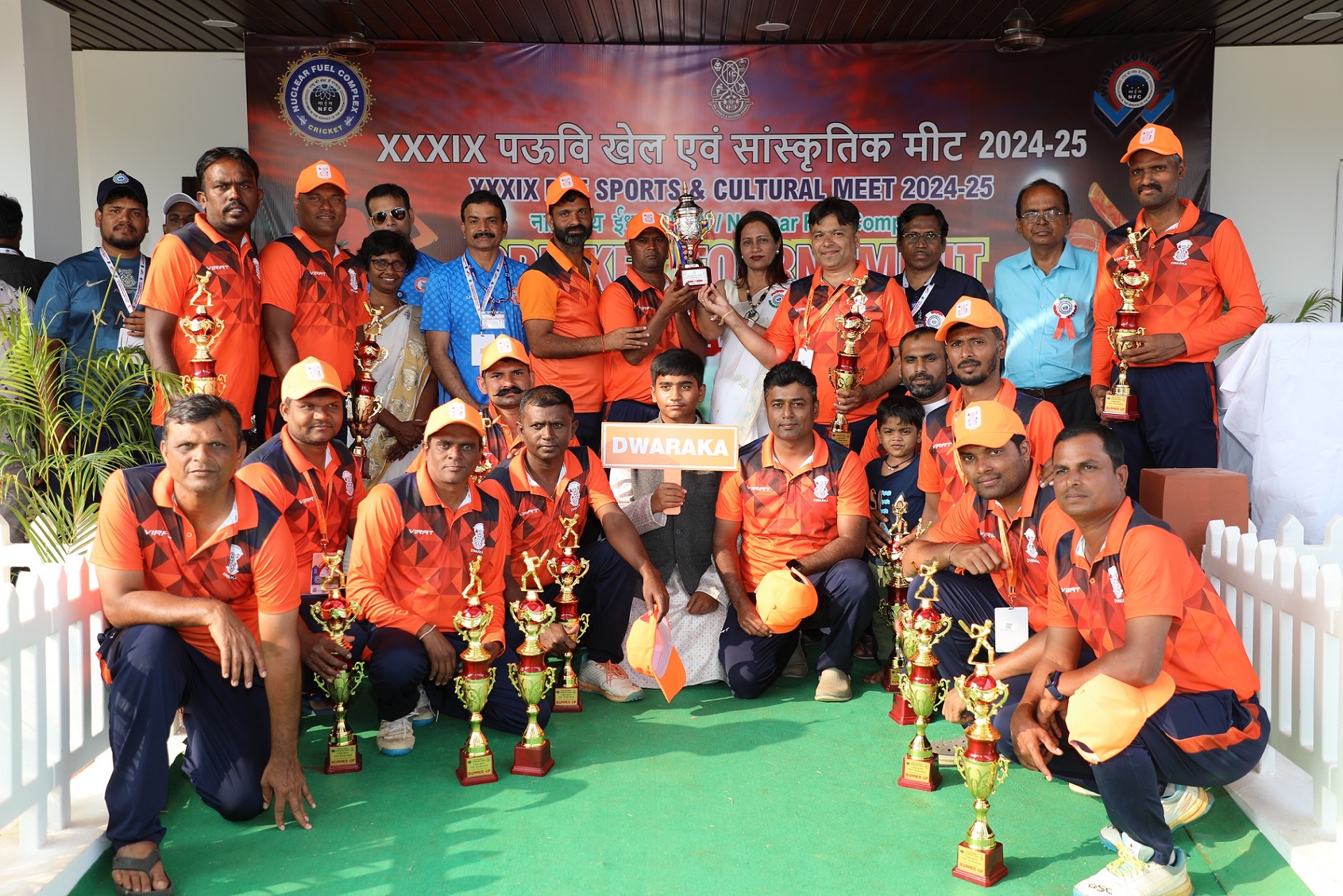 Chief Guest Dr B.K. Sapra, HEAD, Radiological physics & advisory Division, Secretary, DAE S & CC  presenting Runners Trophy to Team Dwaraka.