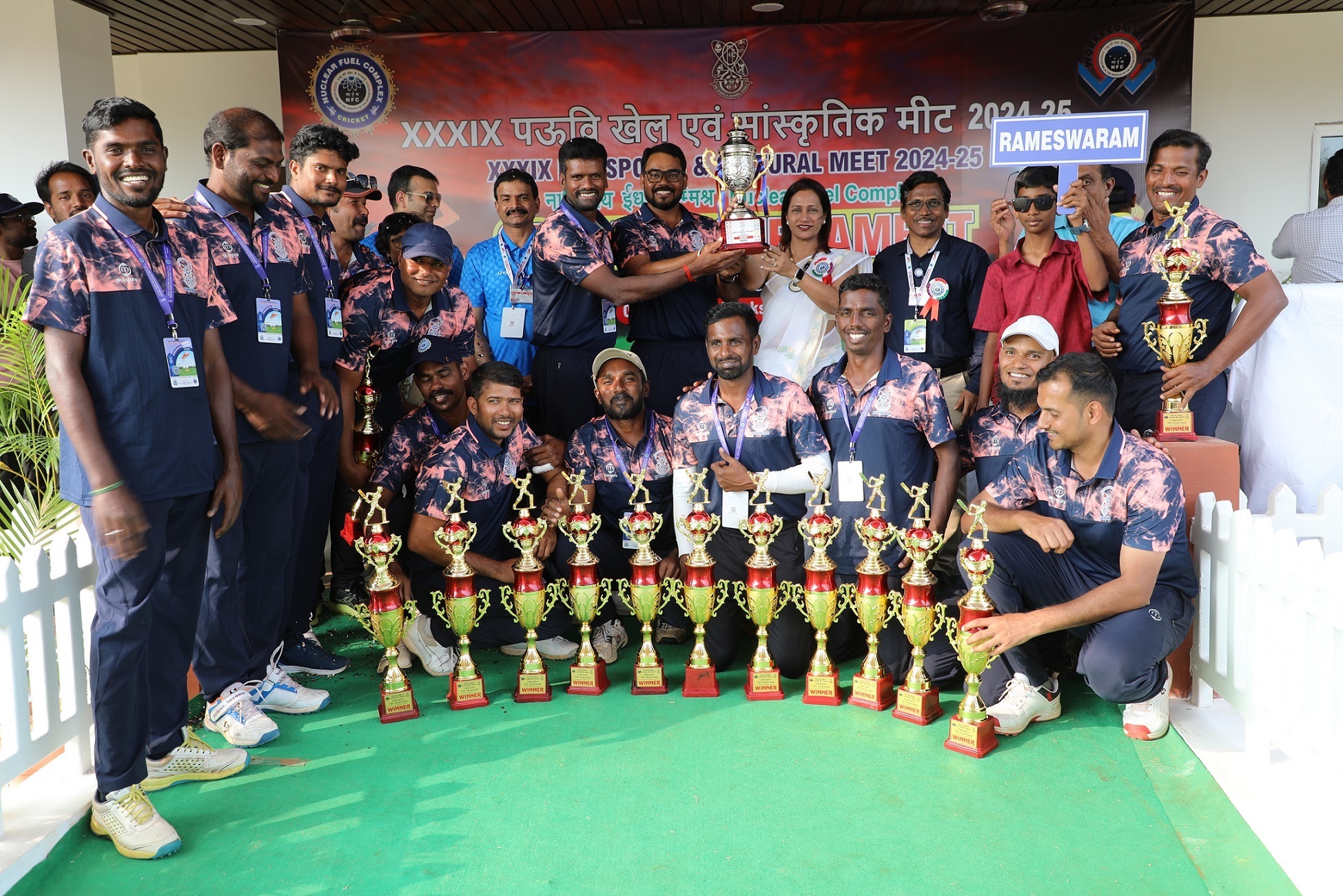 Chief Guest Dr B.K. Sapra, HEAD, Radiological physics & advisory Division, Secretary, DAE S & CC  presenting Winners Trophy to Team Rameshwaram.