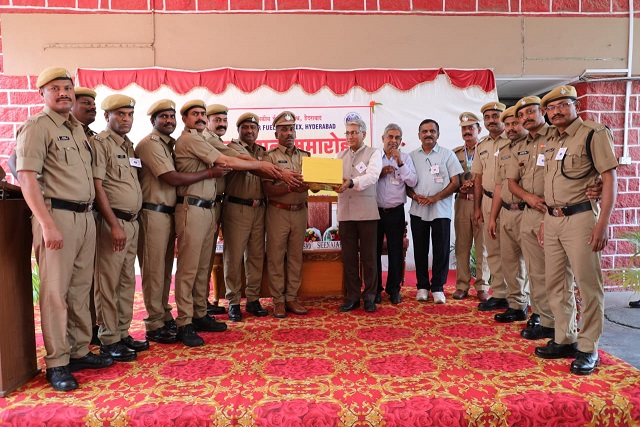 Prize distribution to the employees.