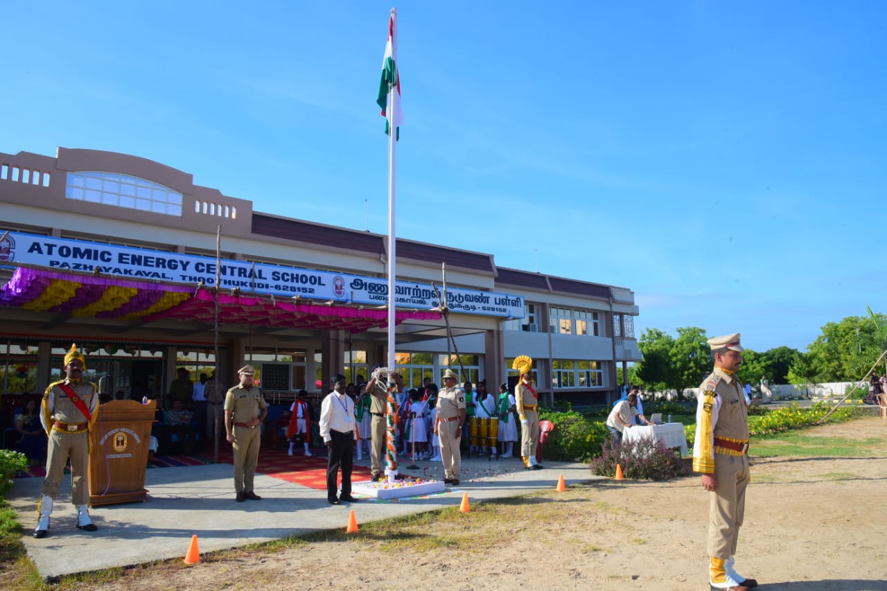  Shri. M. Periasamy, General Manager, Zirconium Complex, Pazhayakayal unfurled the National Flag.
