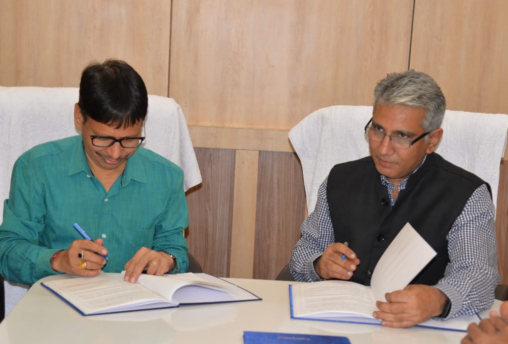  Dr Komal Kapoor, CE, NFC and Shri Kundan Singh, GM, Metal Steel Factory, Ishapore signing the MoU
