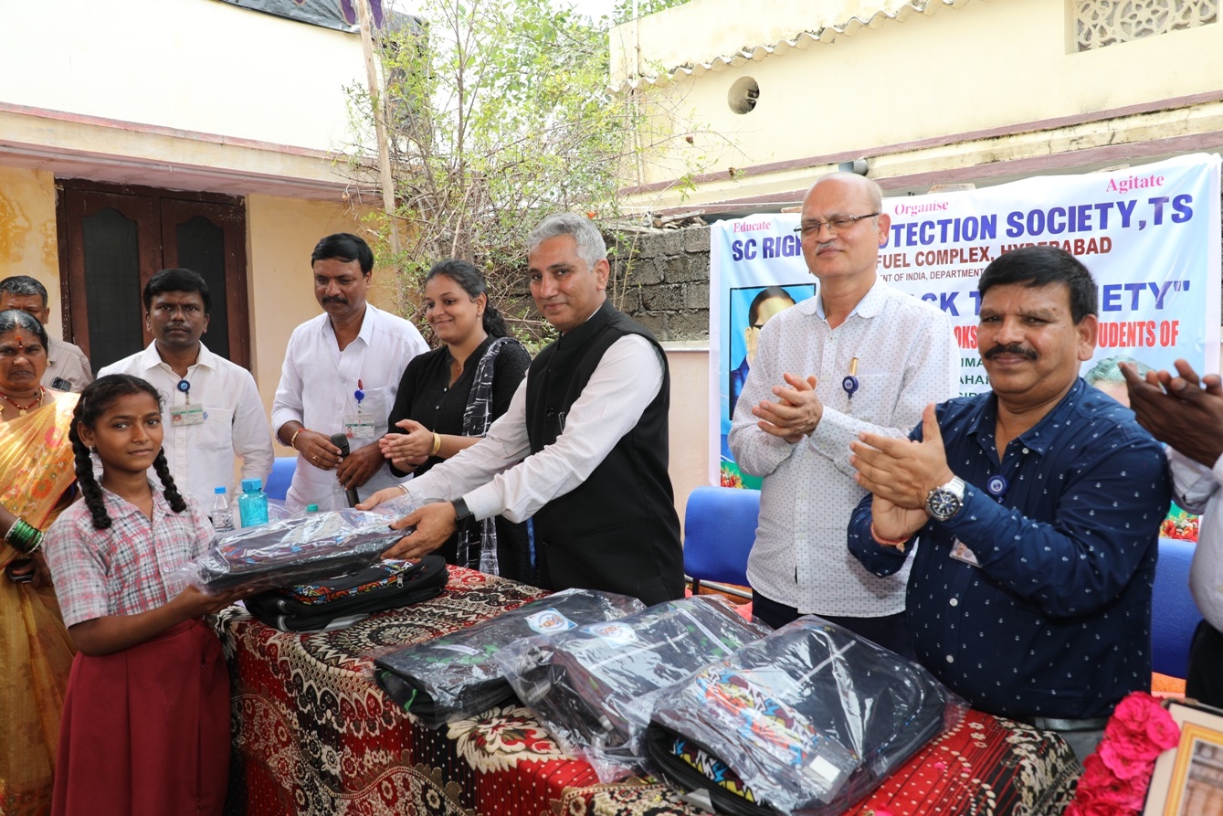 Chief Guest Dr. Komal Kapoor, Chairman & Chief Executive, NFC distributing school books and bags to the students. 