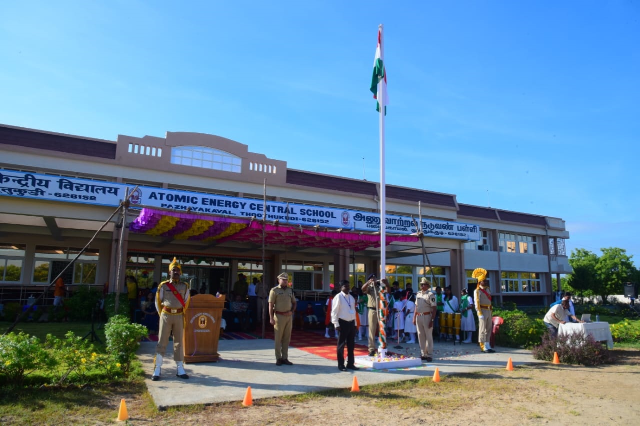 Flag hoisting by GM, Zirconium Complex, Pazhayakayal.