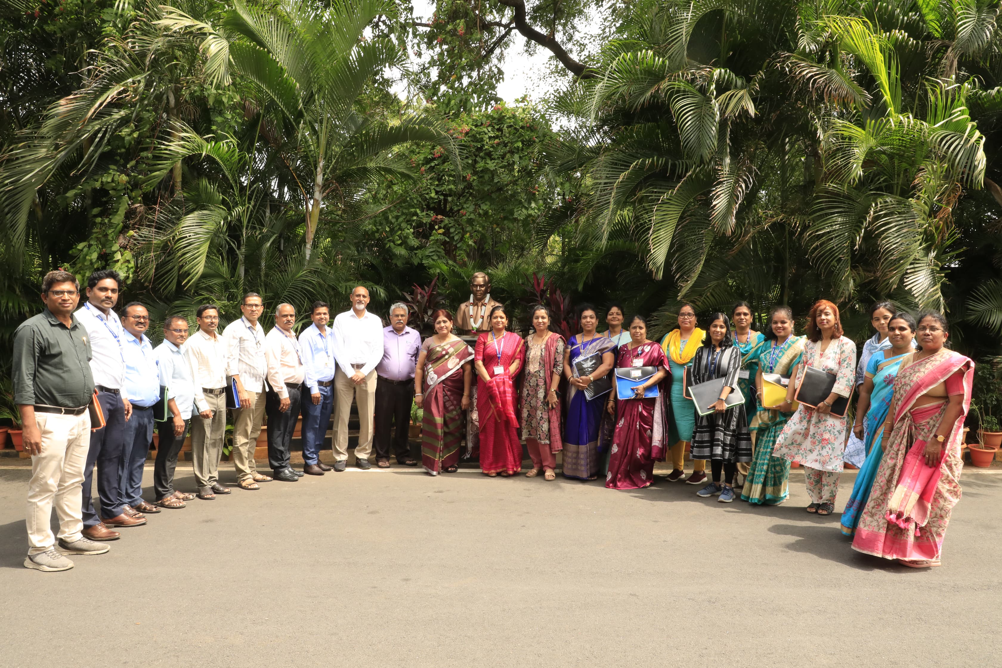 Participants with the Guest Speaker (Director-OL, DAE).