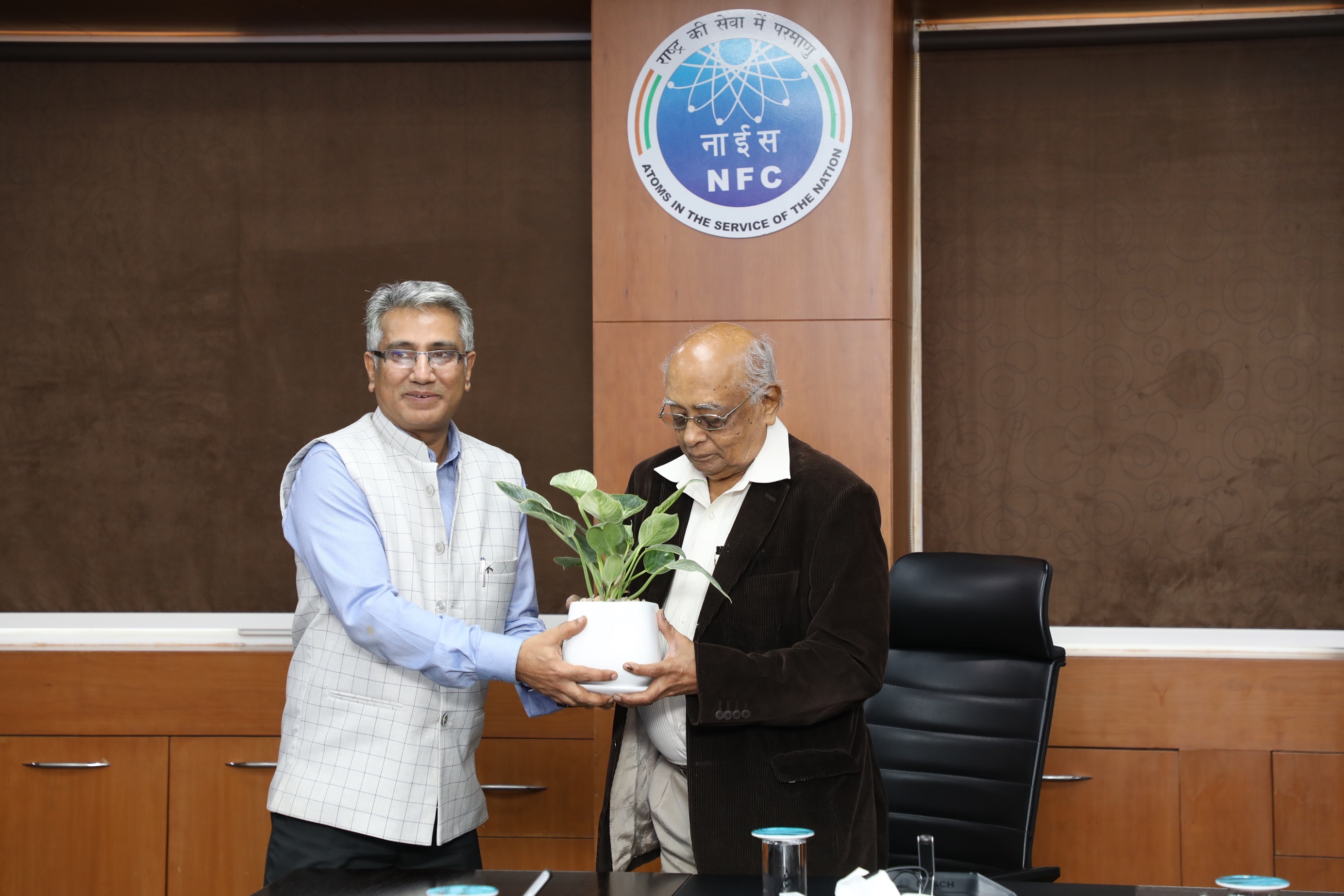  Dr. Komal Kapoor, Chairman & CE, NFC welcoming Dr R Chidambaram, Former Chairman, AEC; Former Chairman of the Scientific Advisory Committee to the Cabinet.