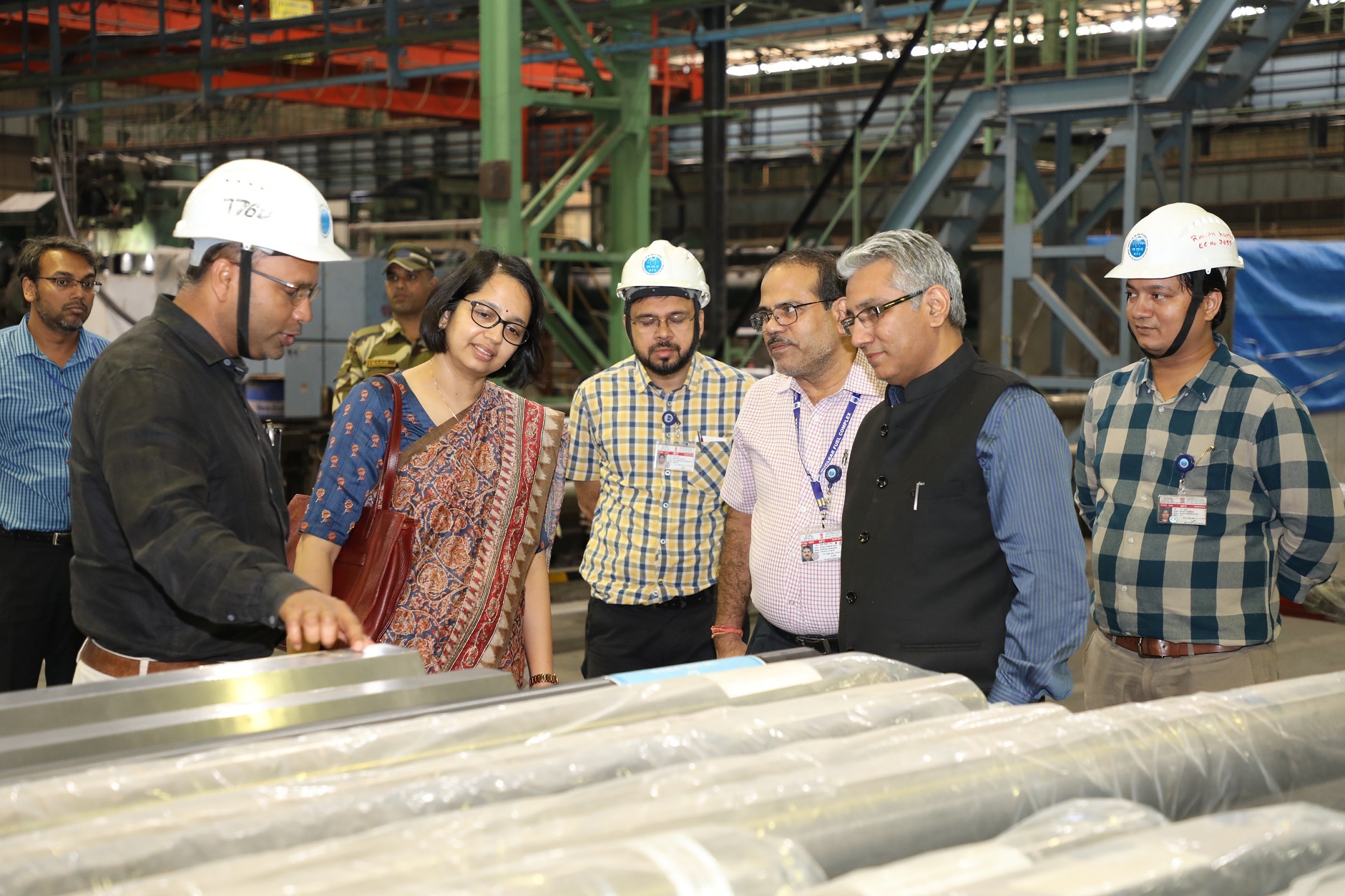 Ms Anjali Sinha, JS (I&M), DAE at Tube production facilities, NFC along with Dr. Komal Kapoor, Chairman & CE, NFC. 