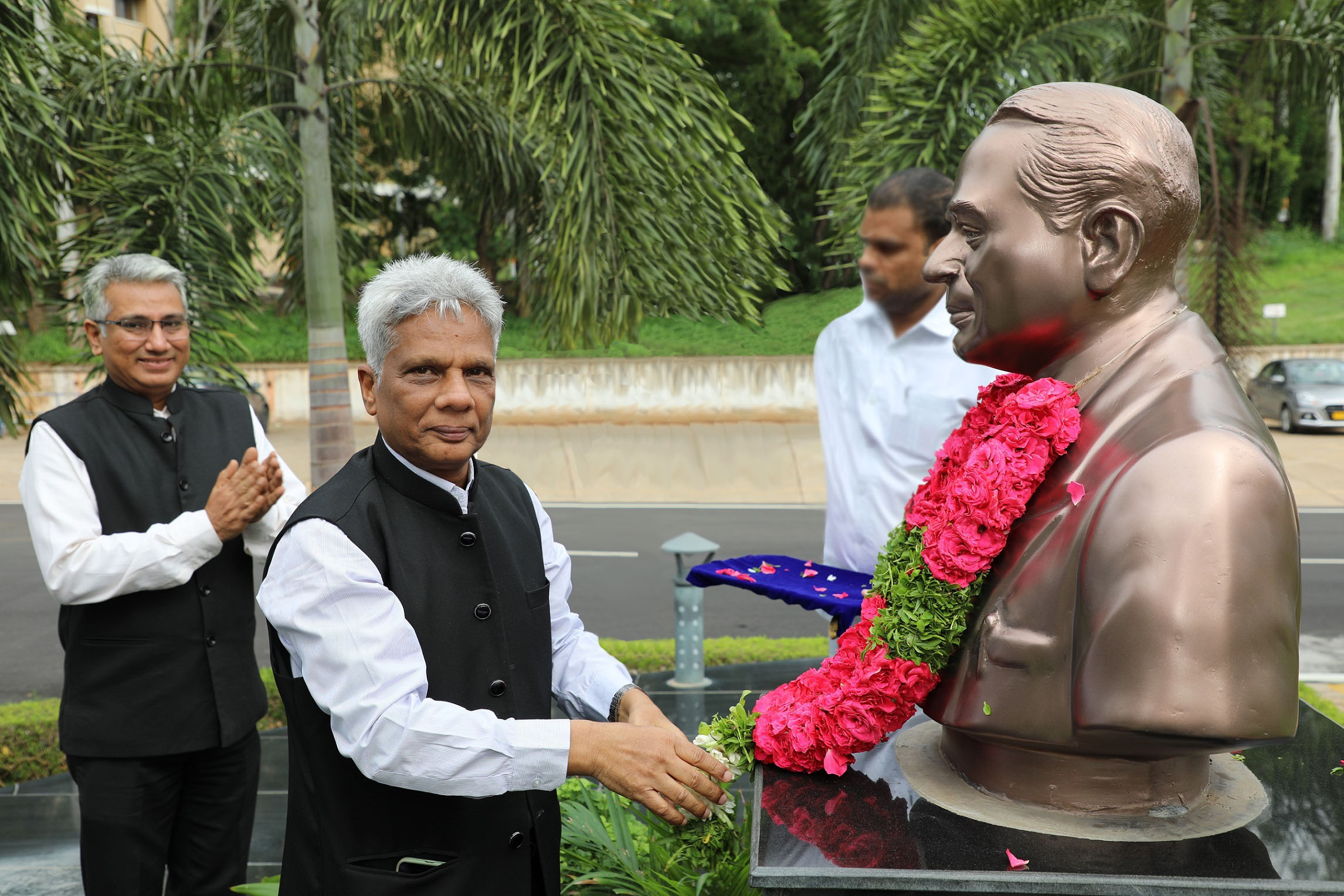 Dr. Ajit Kumar Mohanty garlanded the burst of Dr. Homi J Bhabha. 