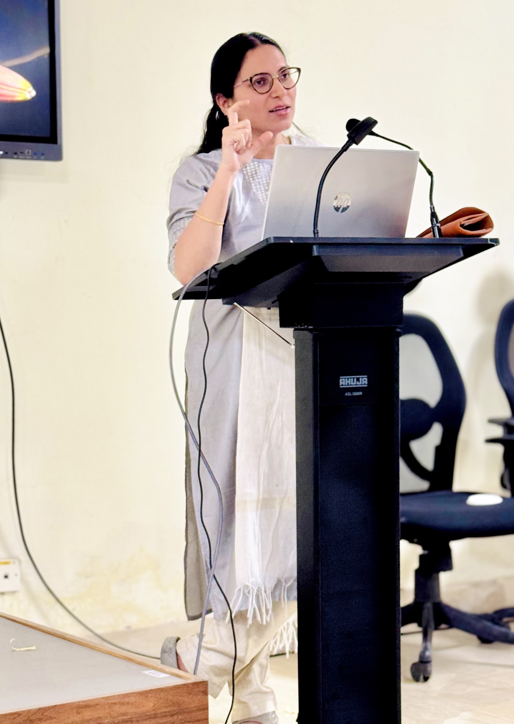 Dr. Shachi Shukla, Sr. Consultant Gynaecologist, RAPS Hospital delivering the lecture at NFC, Kota.